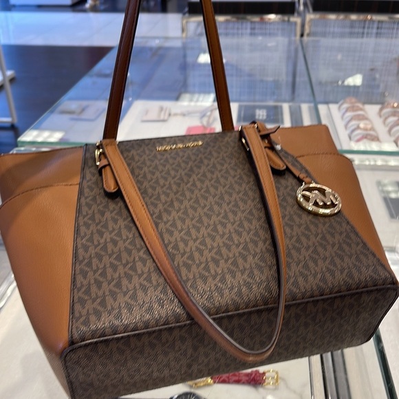 MICHAEL KORS CHARLOTTE LARGE TOP ZIP Tote bag
Brown
NWT - Picture 8 of 16